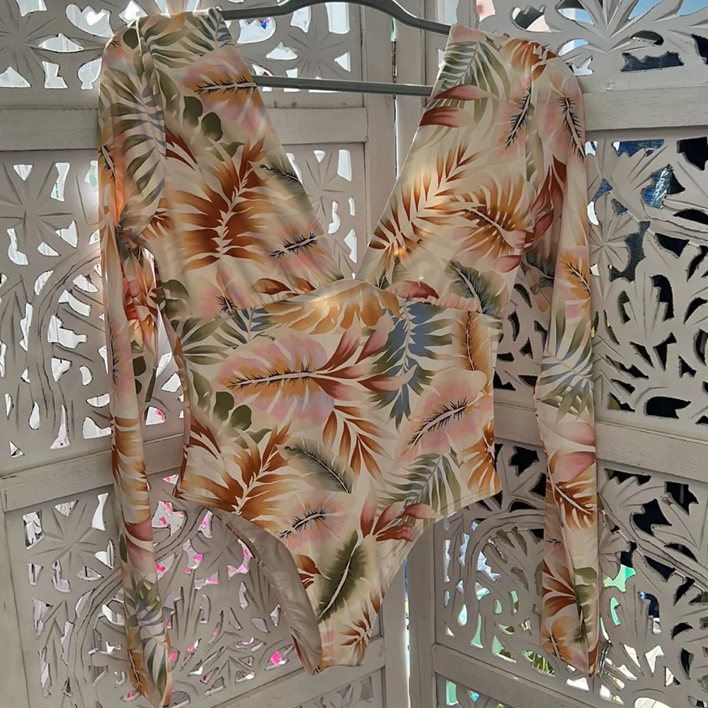 NWT Billabong island calling body’s one piece swimsuit. Size L. Beige floral - Picture 4 of 9